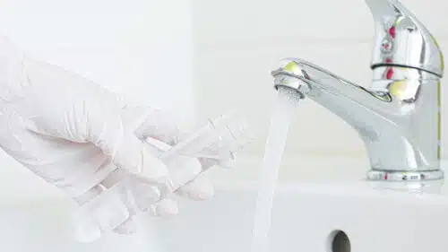 Analisi microbiologiche delle acque: procedimento e parametri da considerare nella microbiologia dell'acqua