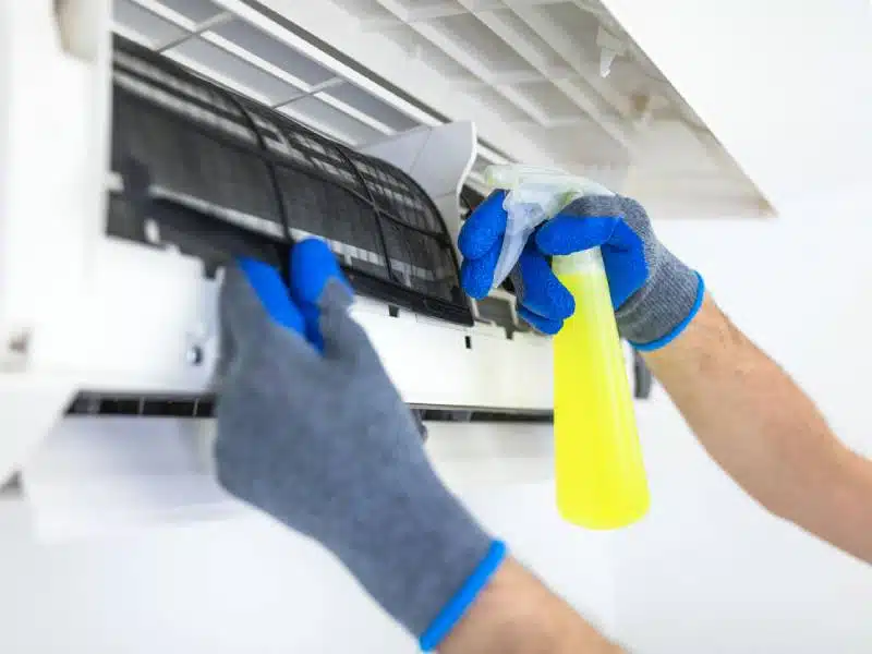 tecnico effettua la pulizia regolare dei filtri