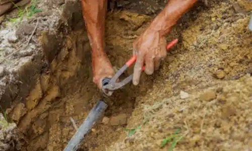installazione impianto di irrigazione con tubi nascosti a terra