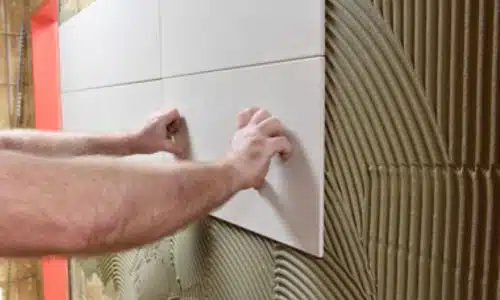 foto dell'applicazione delle mattonelle pe ril rivestimento del bagno