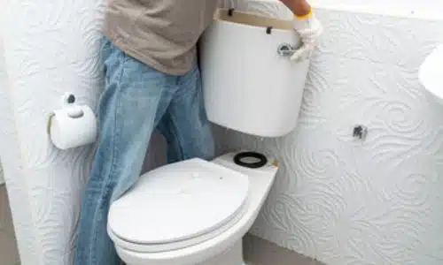 Foto di un addetto che installa sanitari